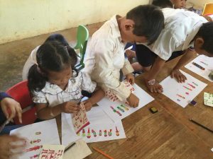 Hope for the children-Met stickers aan het werk tijdens bezoek school Ieper