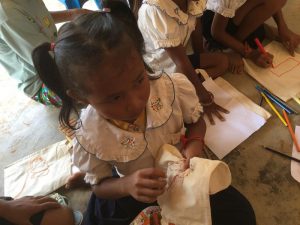 Hope for the children-Naaien op zakjes tijdens bezoek school Ieper