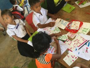 Hope for the children-Stickers kleven tijdens bezoek school Ieper