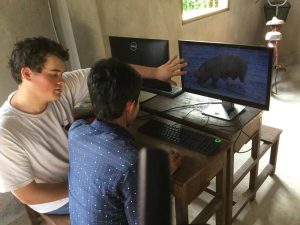 Hope for the children-Computerklas : Studenten Ieper geven les