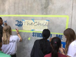 Hope for the children-Logo wordt op de muur geschilderd door leerlingen Ieper